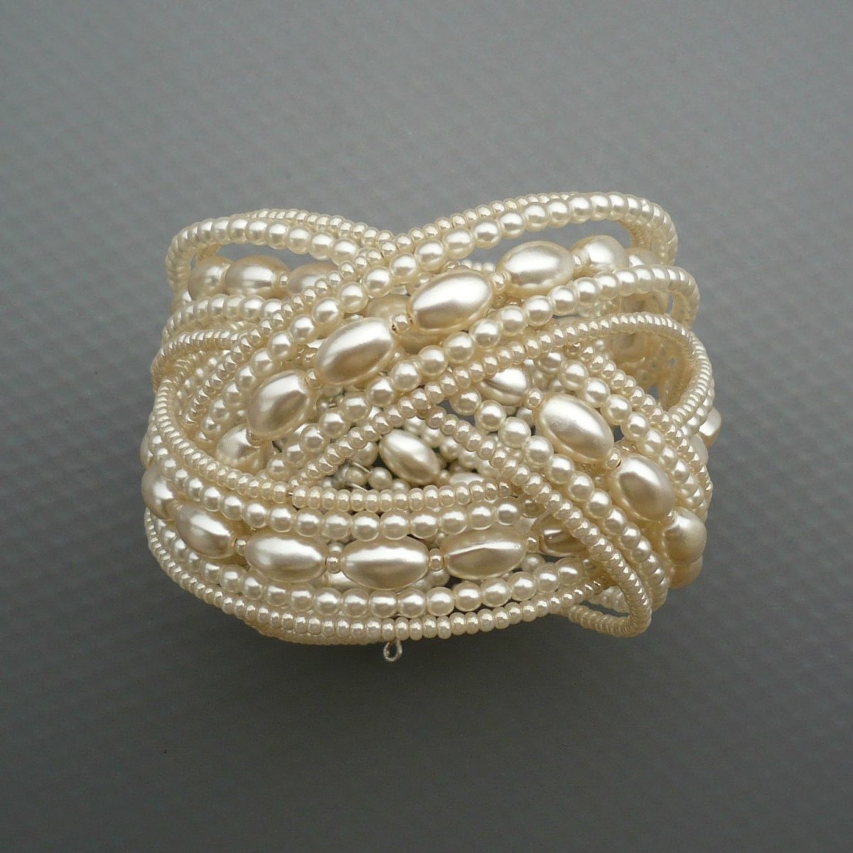 Smetanový perličkový propletený náramek