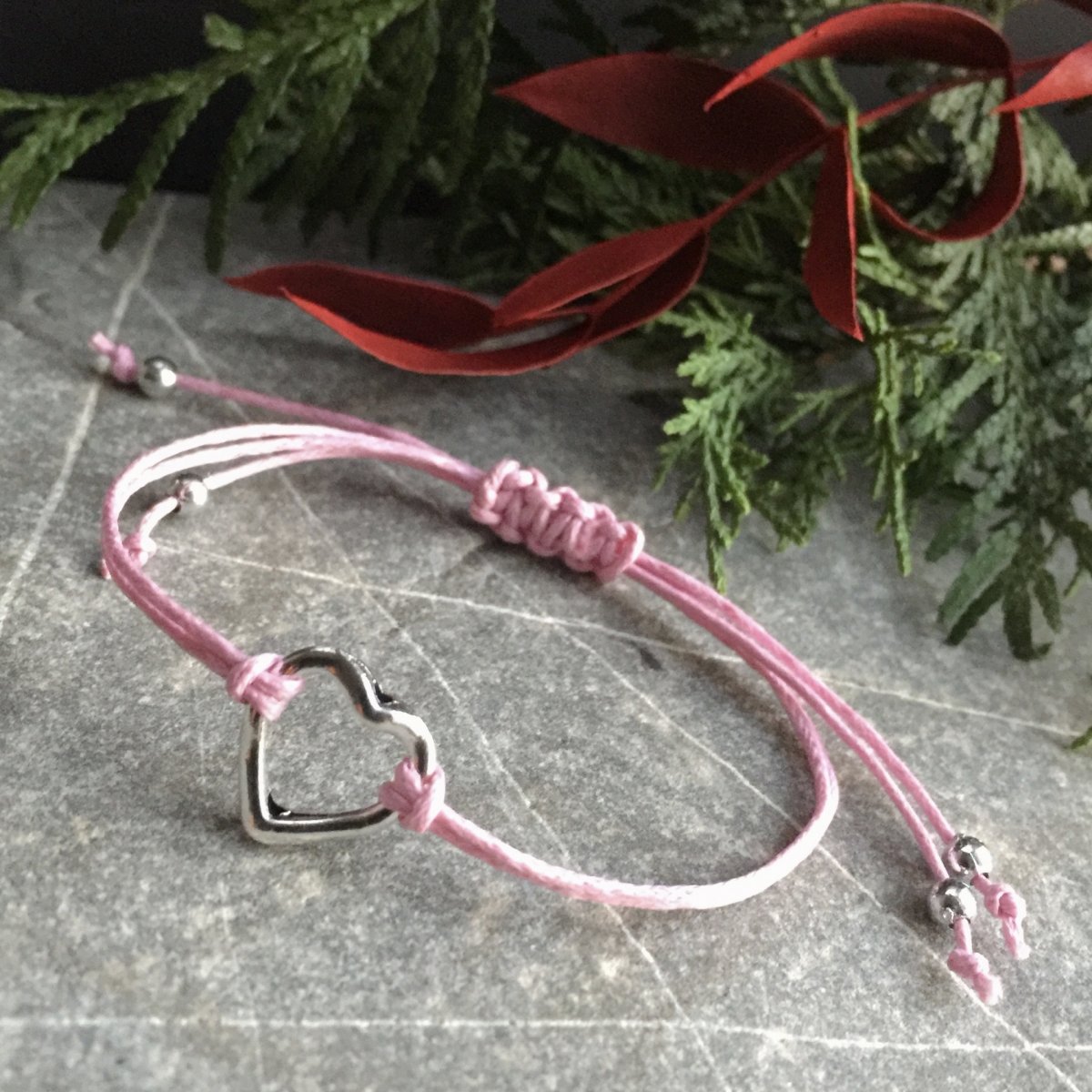 Růžový náramek se srdíčkem