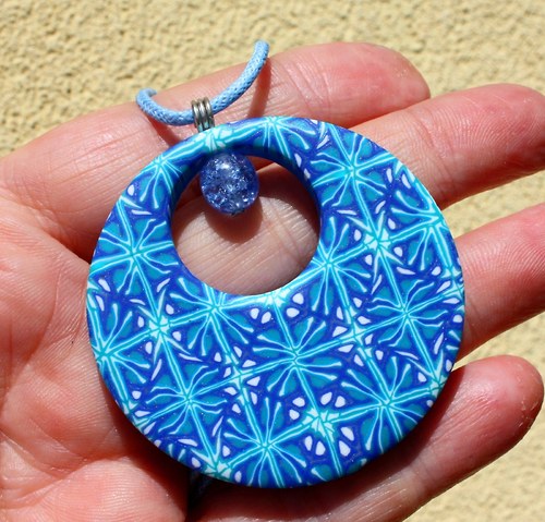 modrý vzorovaný náhrdelník