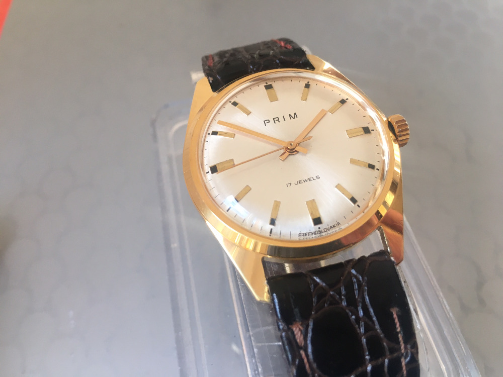 Elegantní zlacené Hodinky Prim z roku 1970
