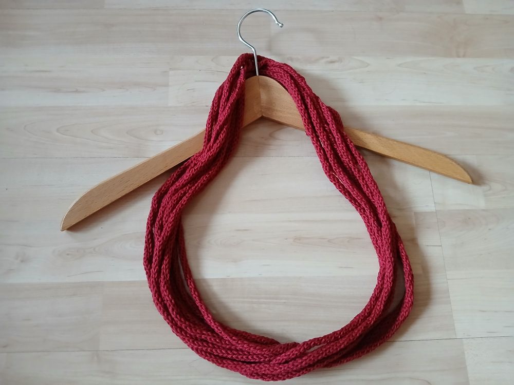 Dutinkový náhrdelník (nákrčník) vínová