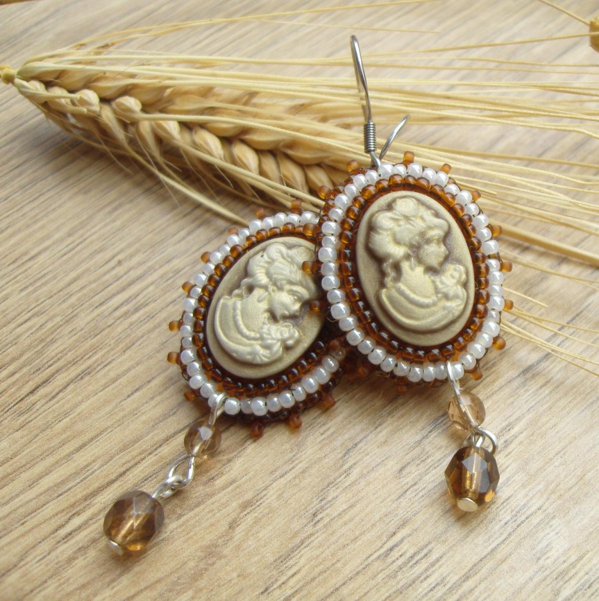 Vintage korálkové náušnice s kamejí - Brown Lady  (060916)