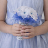 Svatební náramek s prstýnkem – modro-bílý květ s perličkami s peříčky