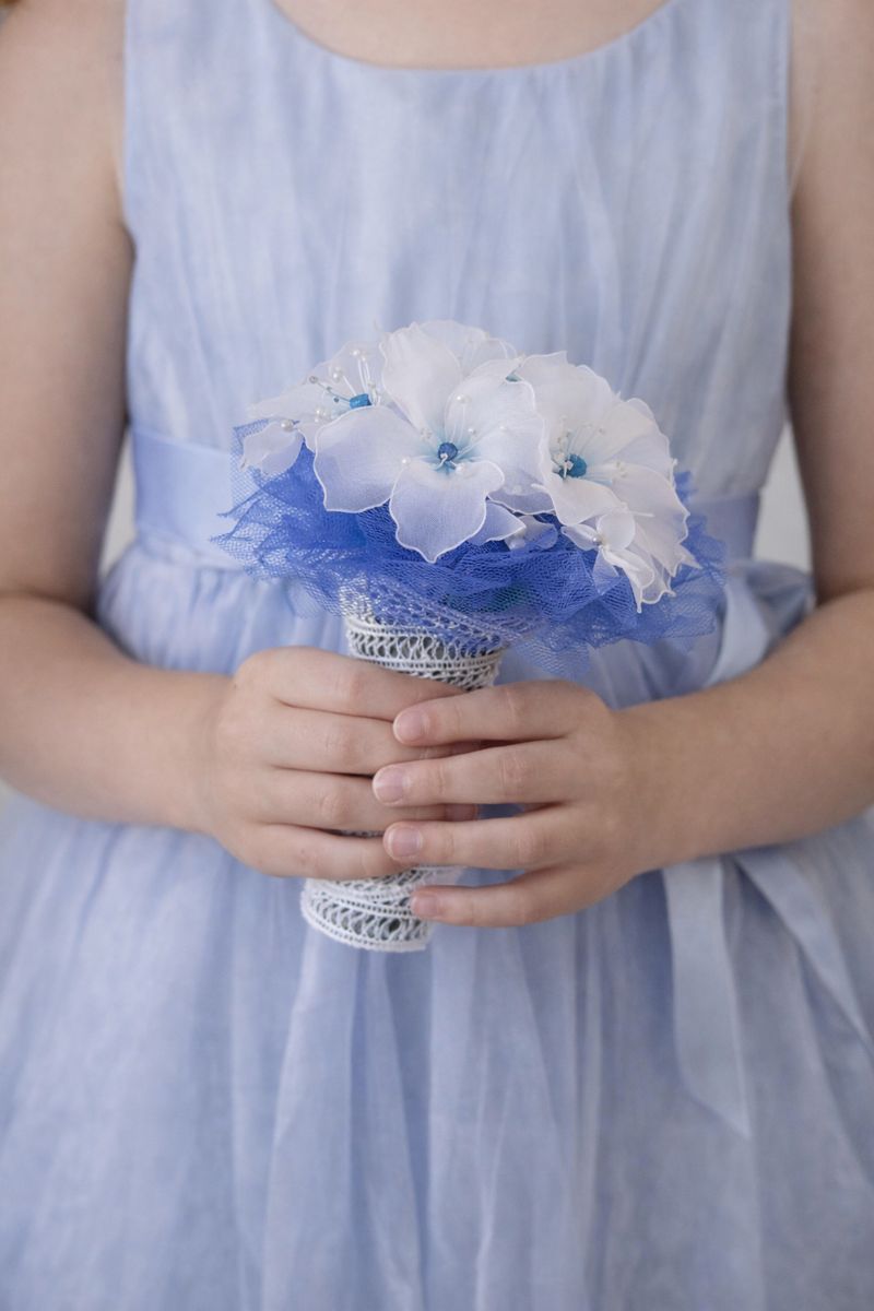 Svatební kytička pro družičku v modro-bílé kombinaci