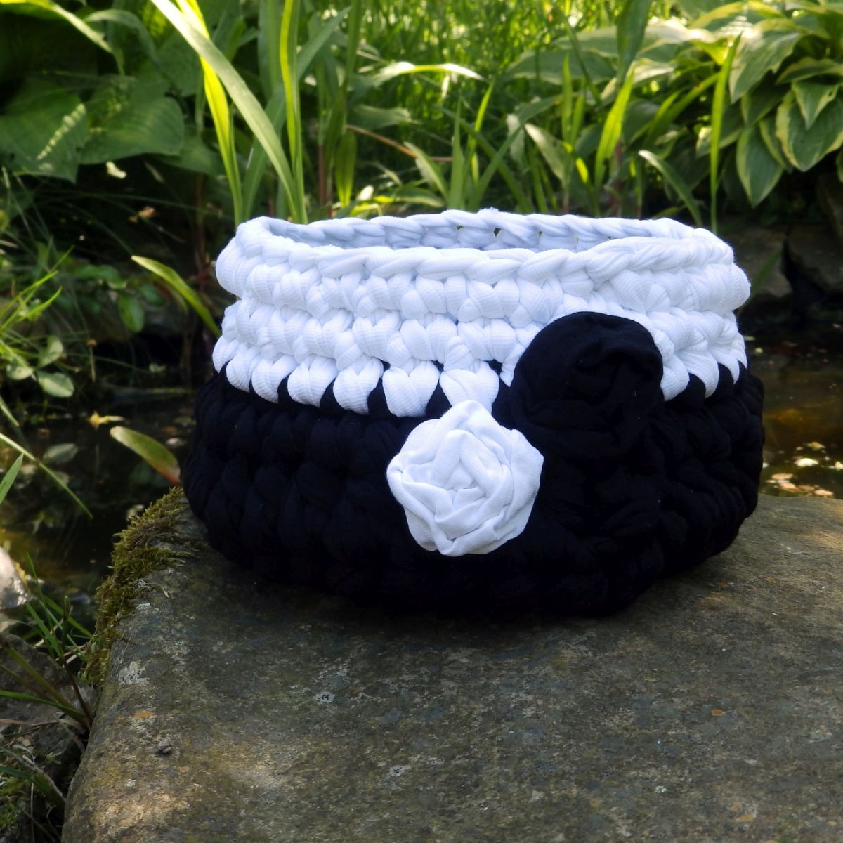 Háčkovaný košíček černobílý s růžemi