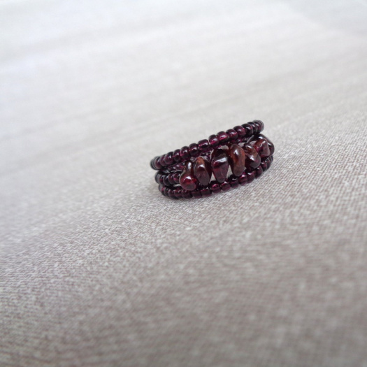 Prstýnek ,,S granátem"