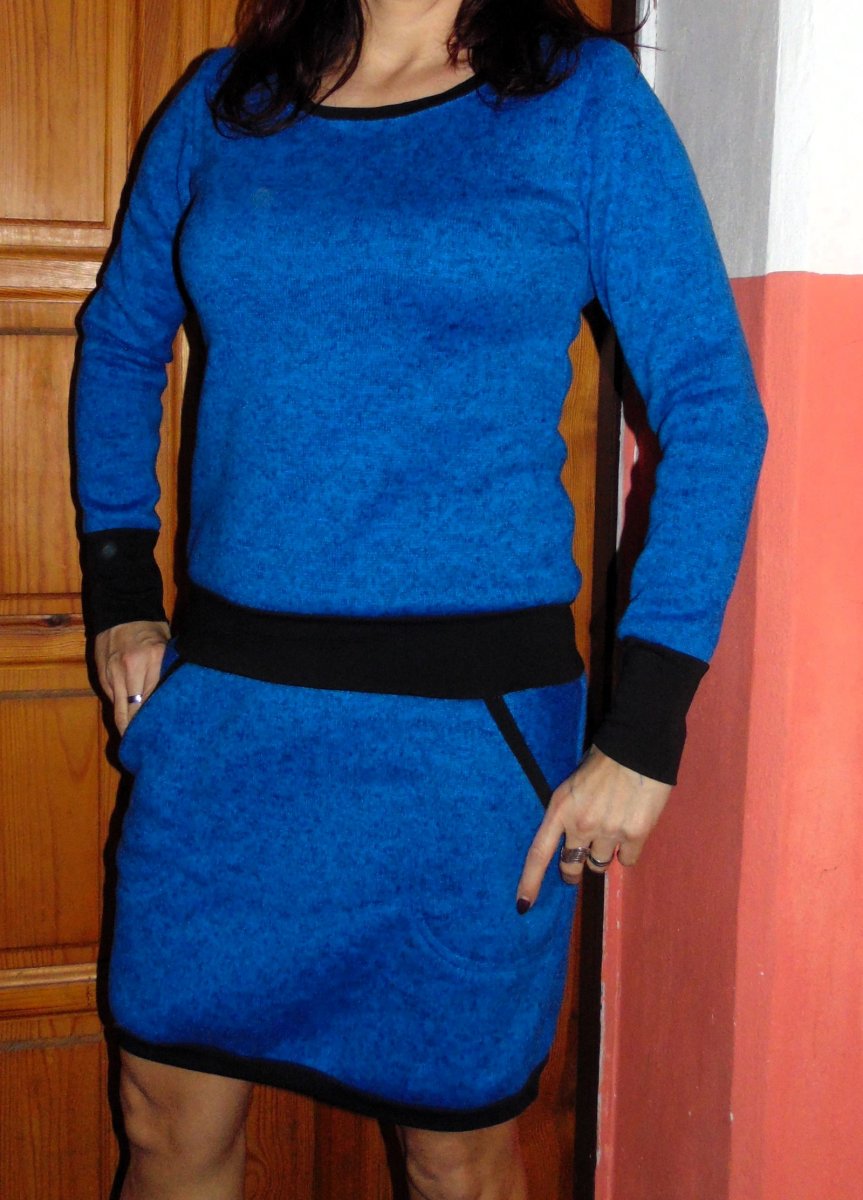 Šaty teplejší - barva středně modrá (svetrovina)