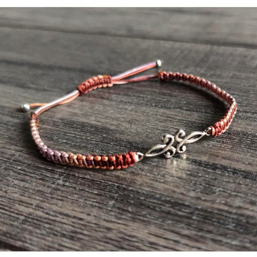 Náramek Shamballa s kovovým ornamentem