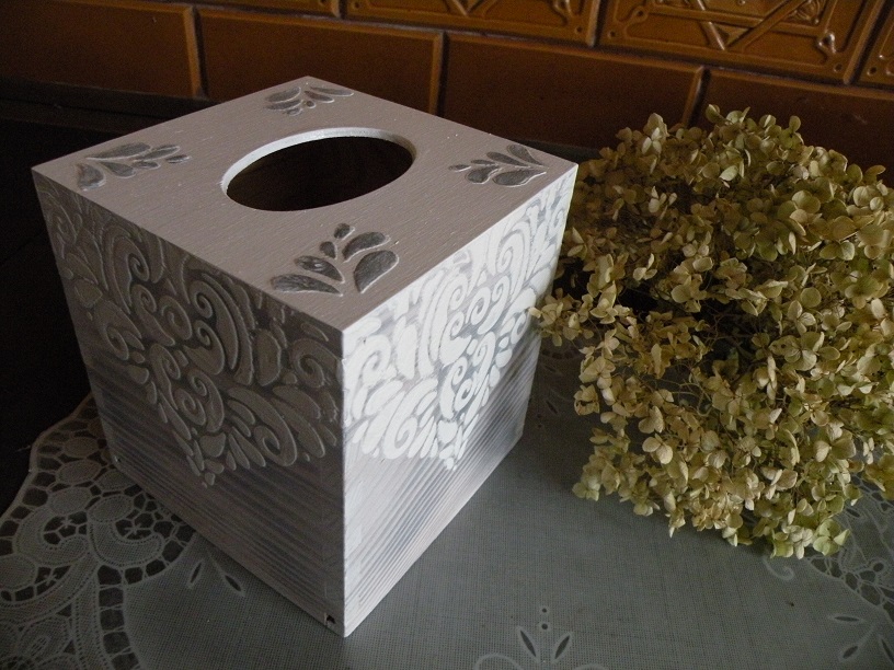 Krabička na kapesníky - krása dřeva s reliéfy výprodej