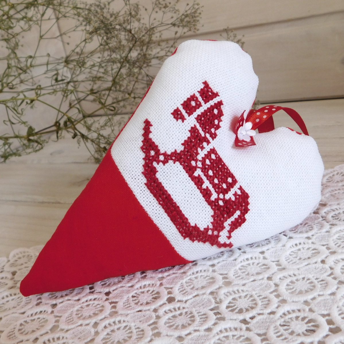 Srdíčko s výšivkou