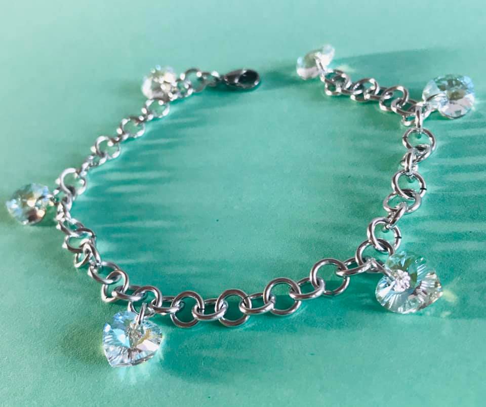 Světlá srdíčka v náramku 