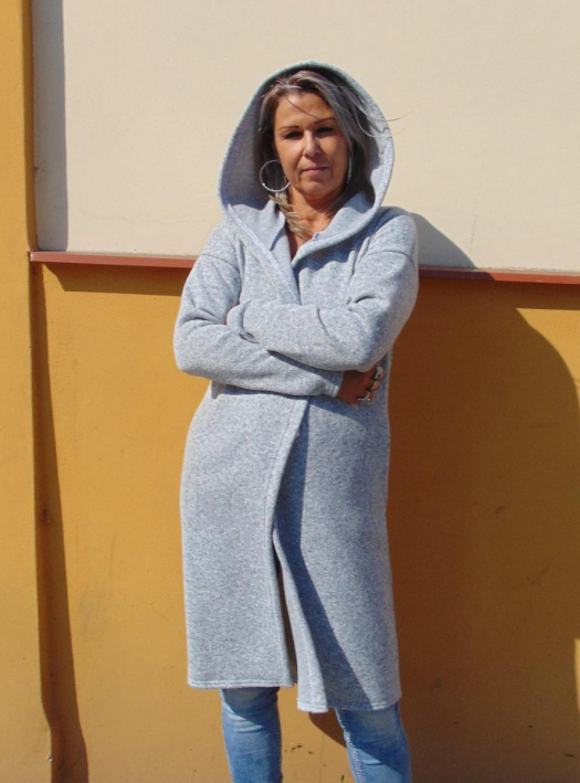 Dlouhý svetr s kapucí bez zapínání + pásek - barva světle šedá (svetrovina)