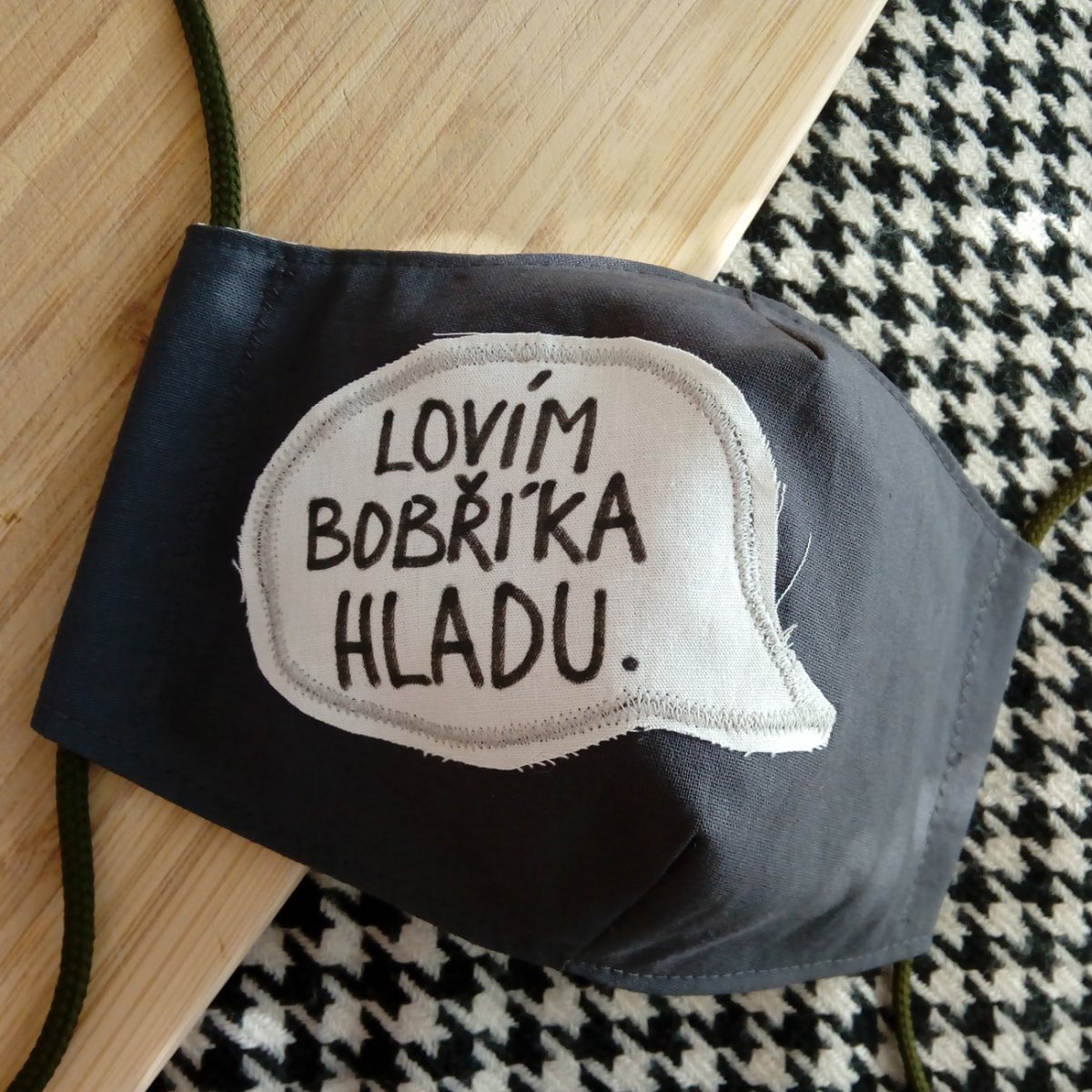 Šedá rouška s nápisem Lovím bobříka hladu!