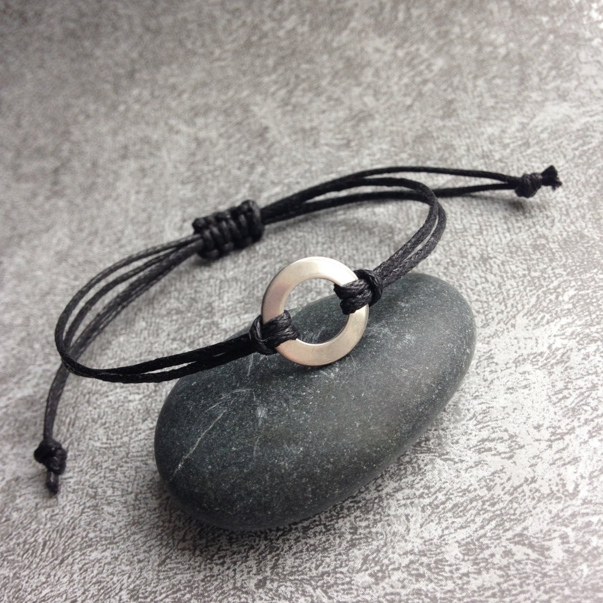 Černý náramek s kruhem - S. Steel