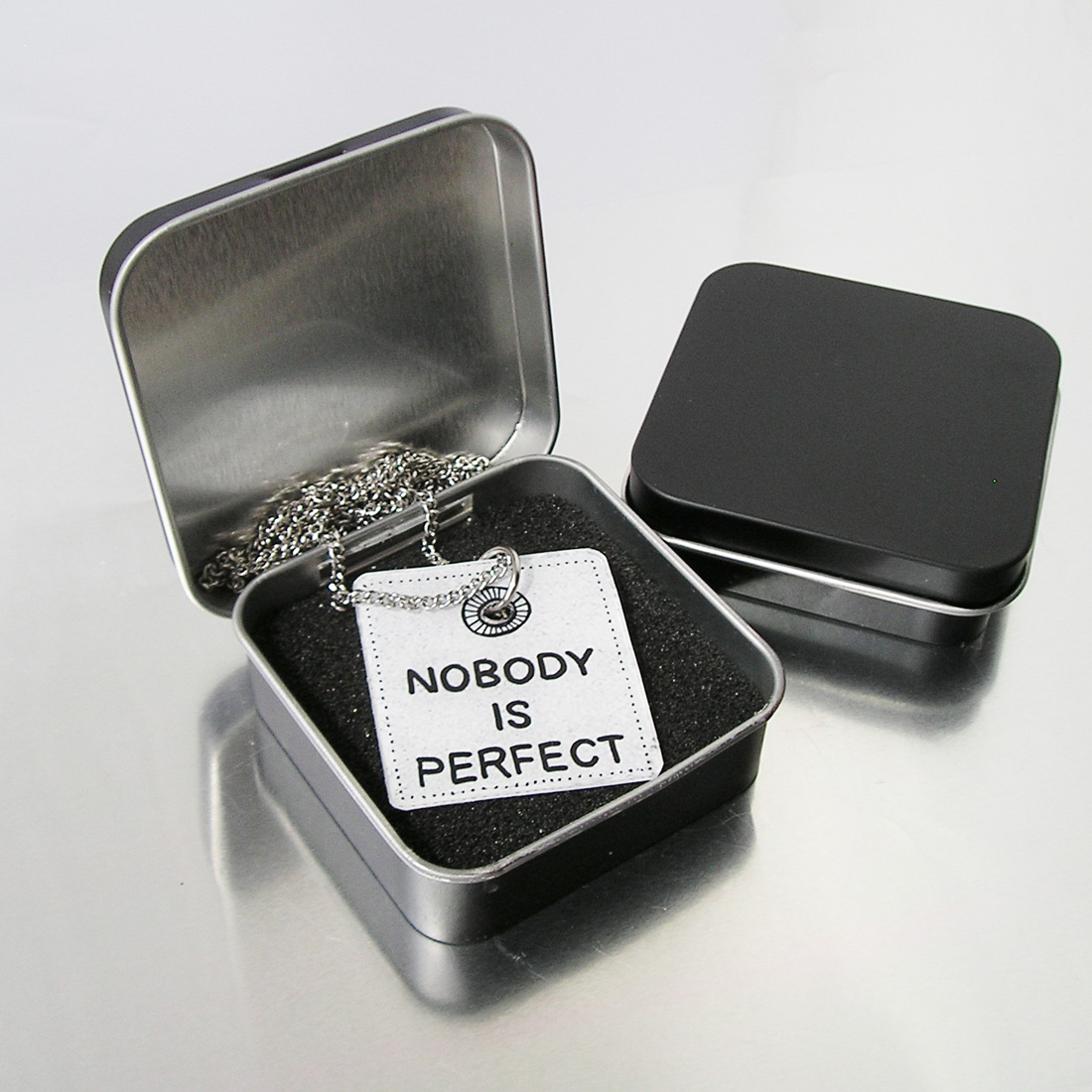 plechová krabička 6x6, černá