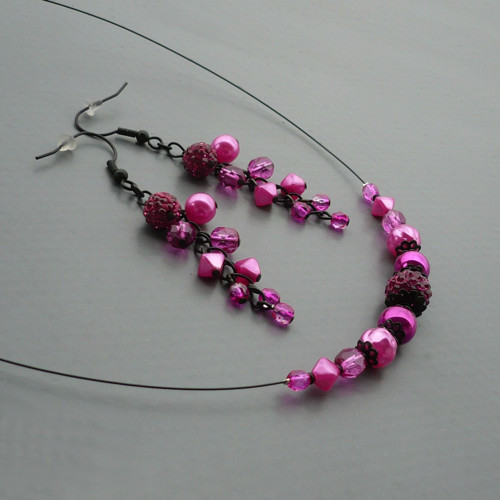 Růžočerno jednořadý třpytivý náhrdelník s kamínky 