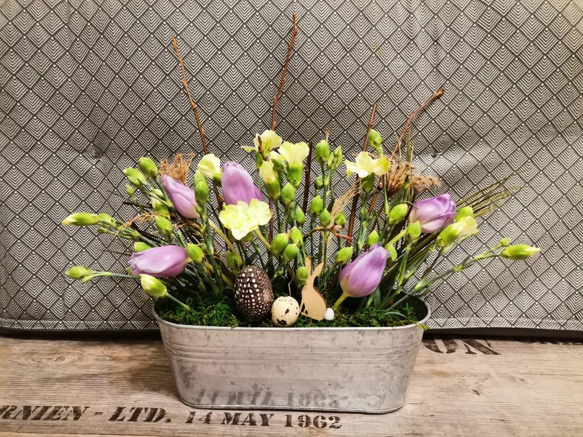 Jarní květinová aranž z živých květin 