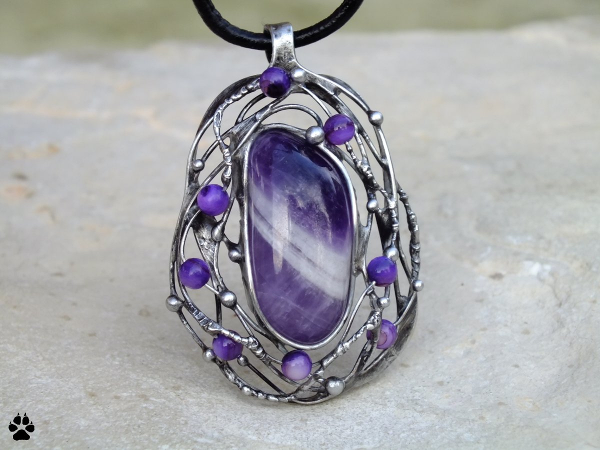 Hnízdo s ametystem a perletí