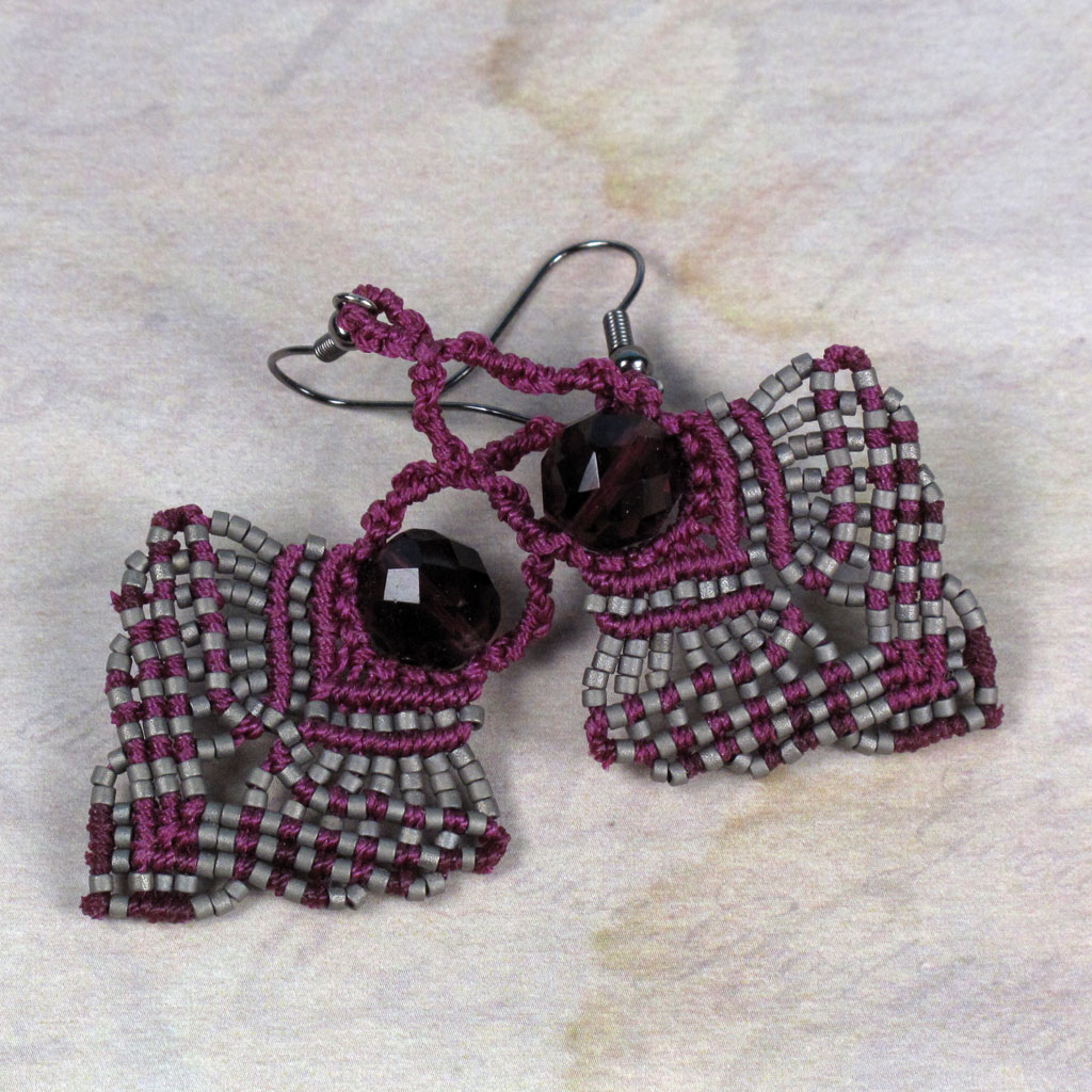 Macramé náušnice Isis fialovo-šedé (č. 1326)