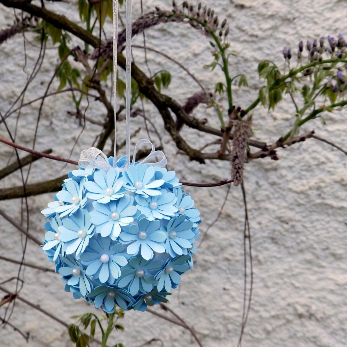 Kytičková závěsná koule modrá