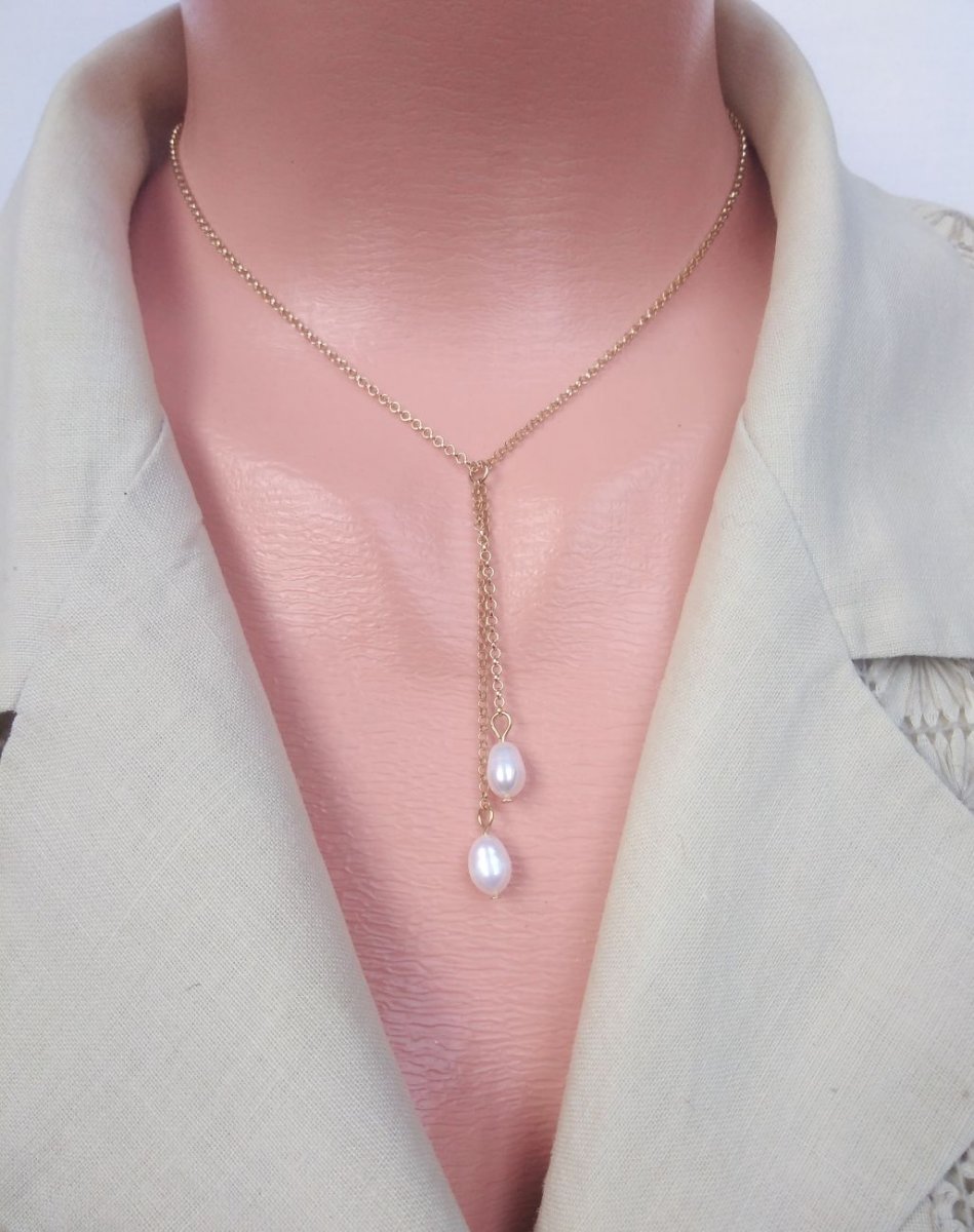 Náhrdelník z pozláteného striebra v tvare Y s riečnymi perlami