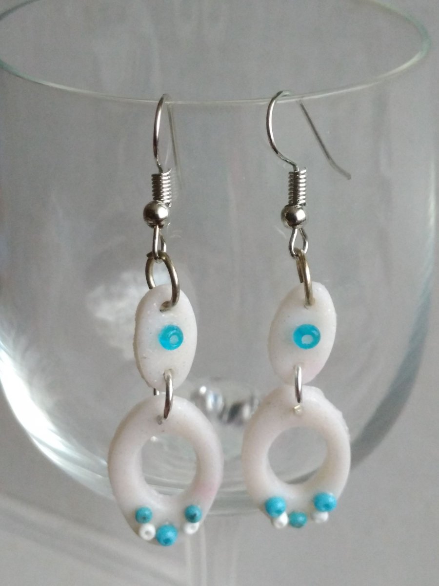 Oválky s modrými korálky