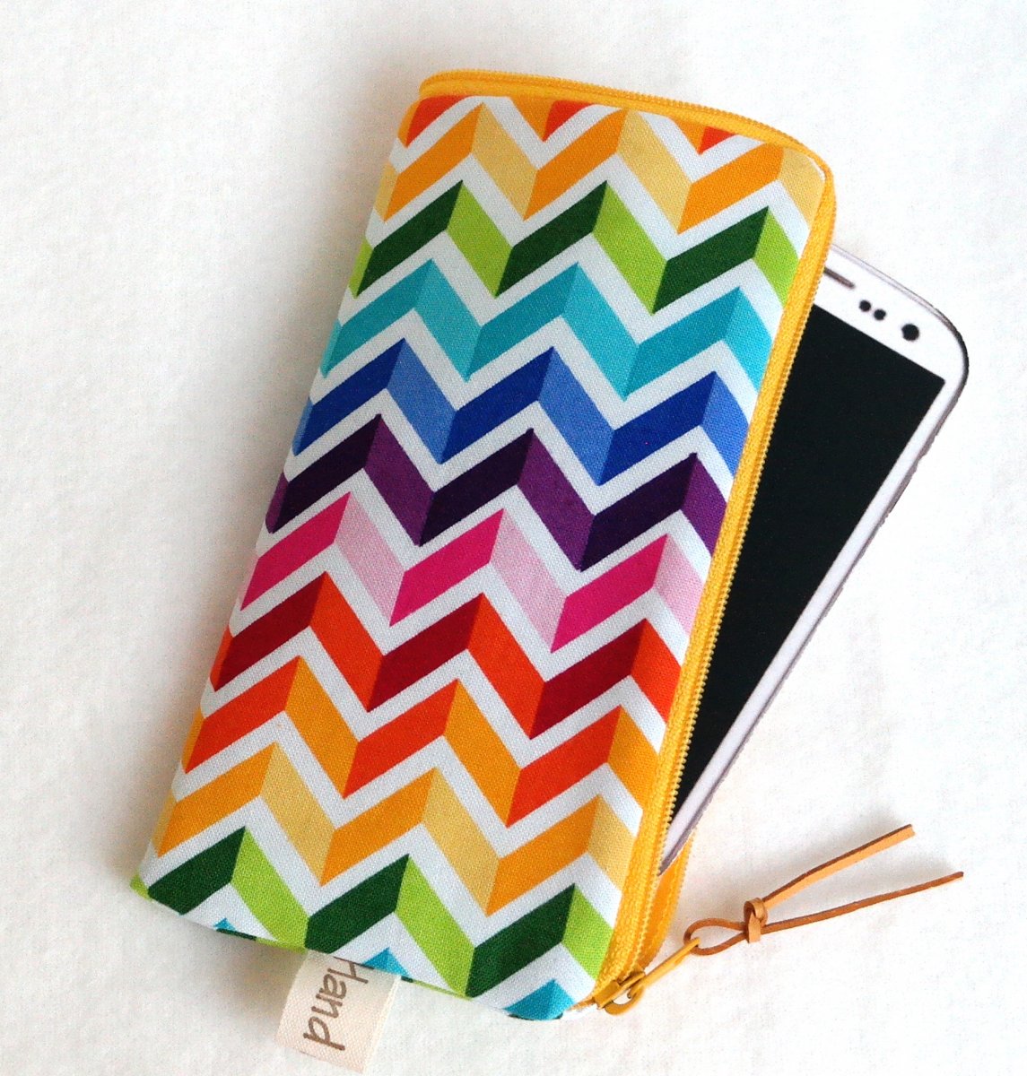 BAREVNÝ CHEVRON NA BÍLÉ  - obal na mobil