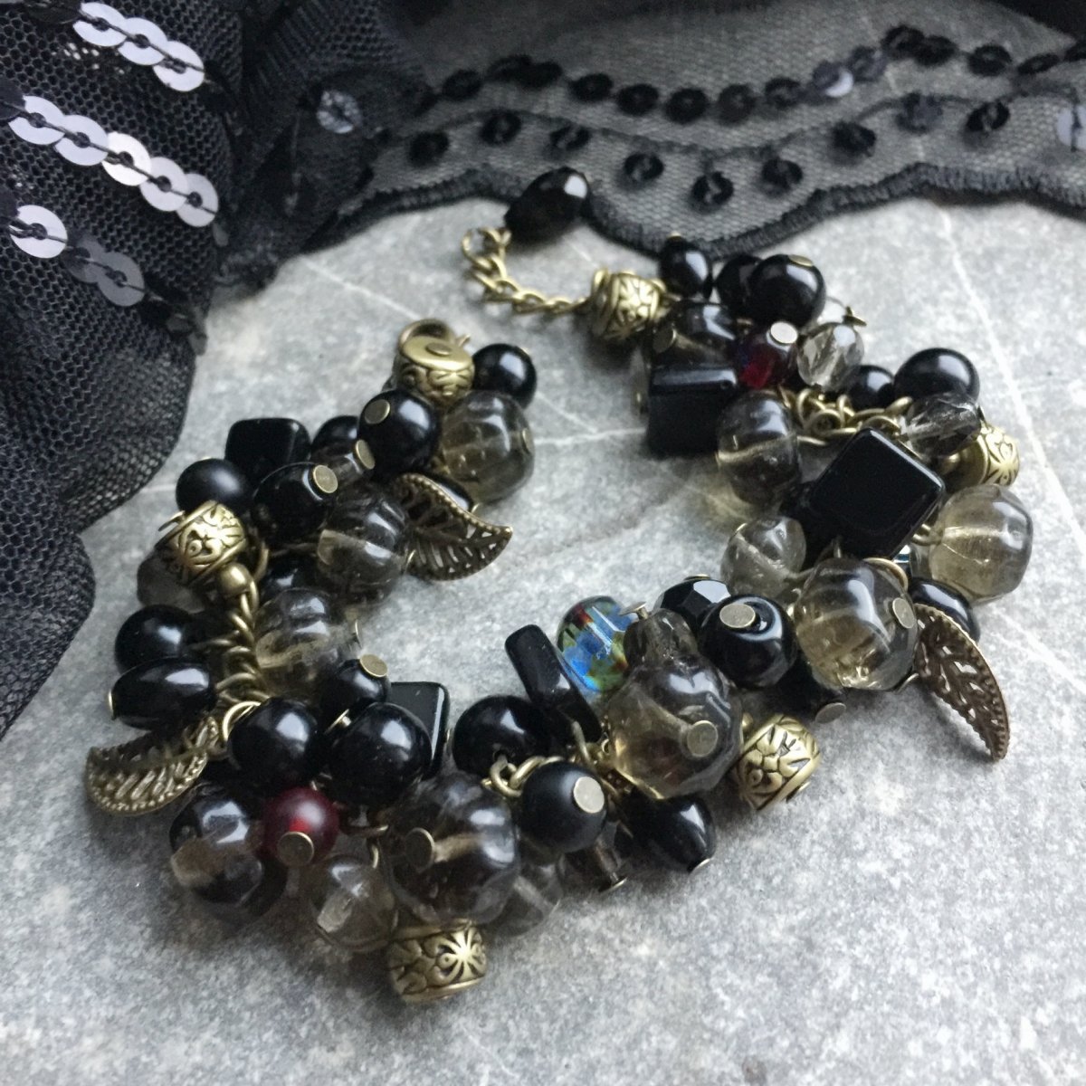 Černý cinkáčkový náramek