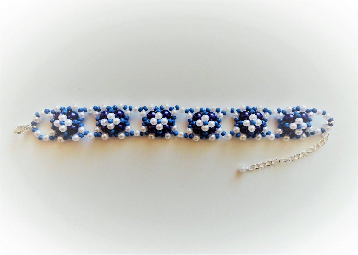 Modrá perla s bílou ladí