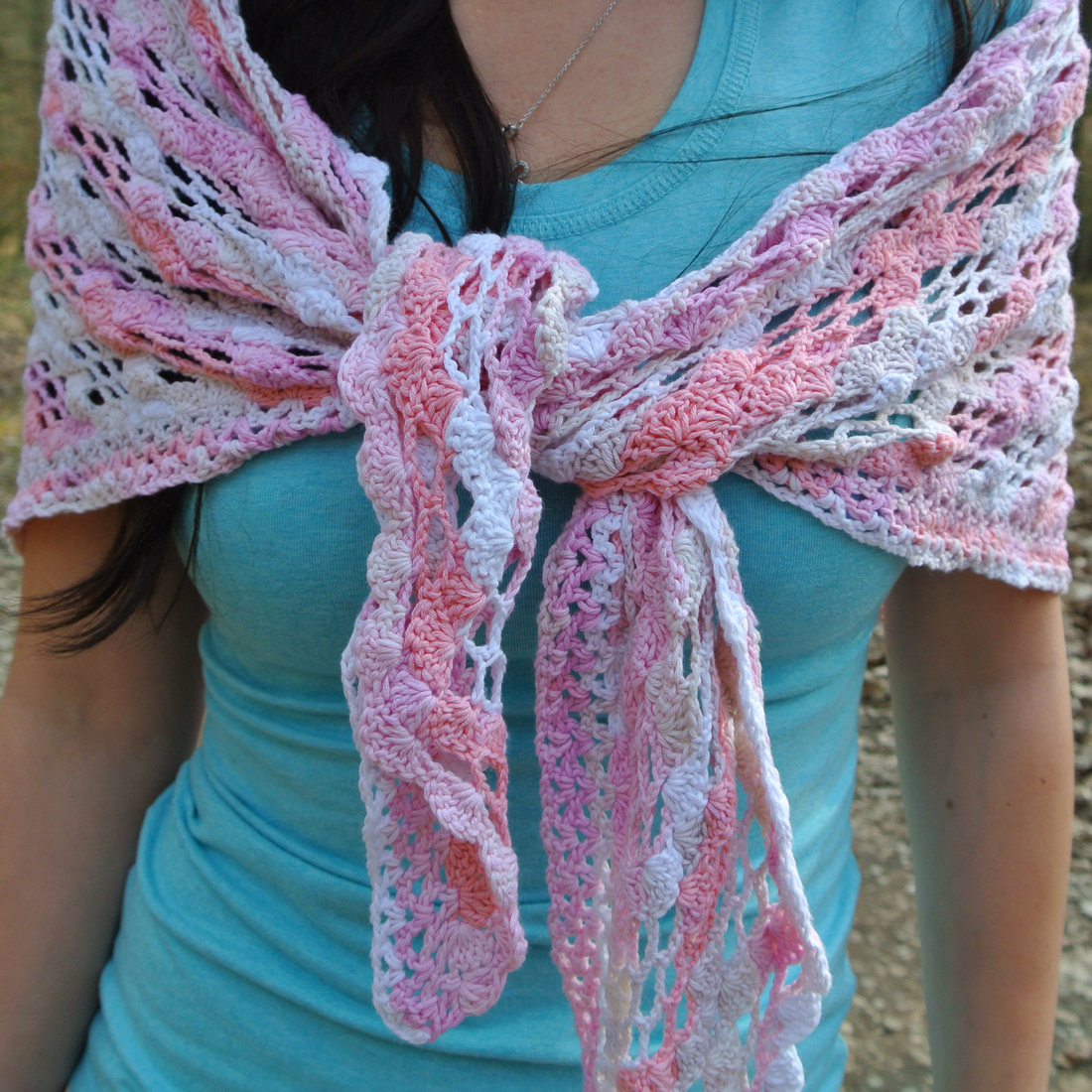 Háčkovaný šátek růžové snění