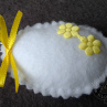 Vajíčko z filcu bílé žlutě zdobené