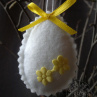 Vajíčko z filcu bílé žlutě zdobené