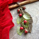 Bobulky v zeleném listí - náhrdelník