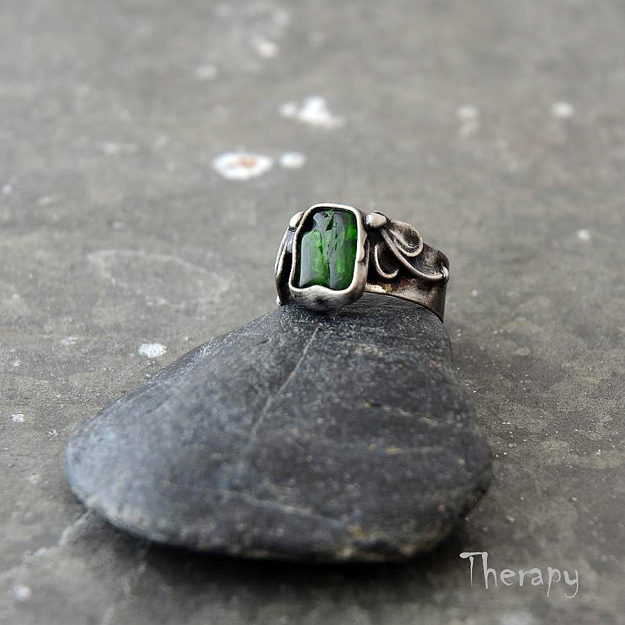 Prsten s chromdiopsidem