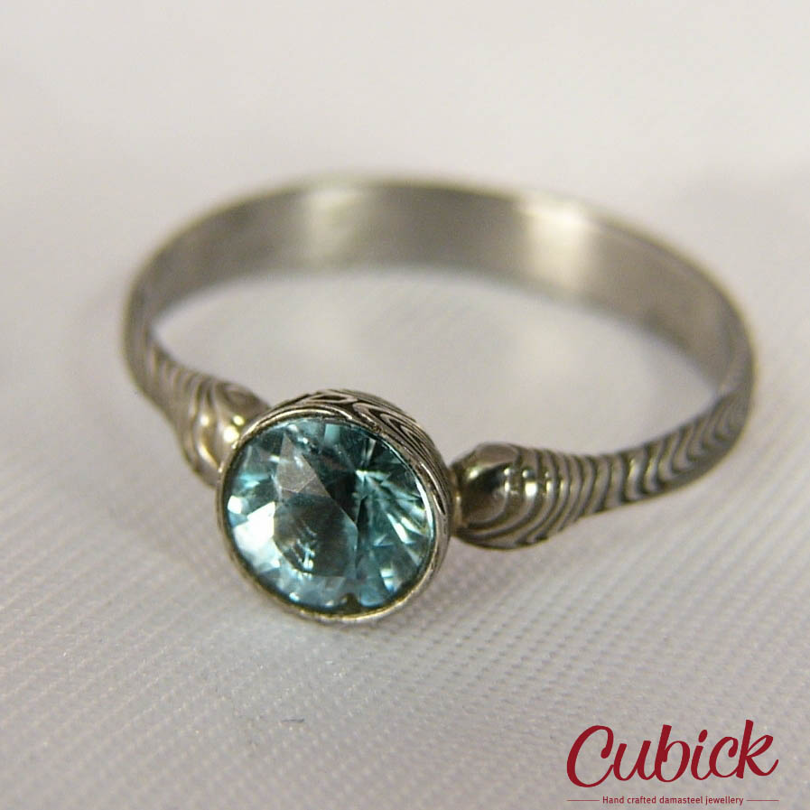 Indigin - jemný ručně kovaný prsten z damasteel s Akvamarínem