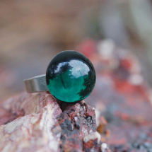 Prsten se skleněnou smaragdovou čočkou
