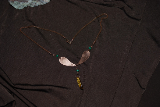 Měděný náhrdelník s malachitem a tygřím okem
