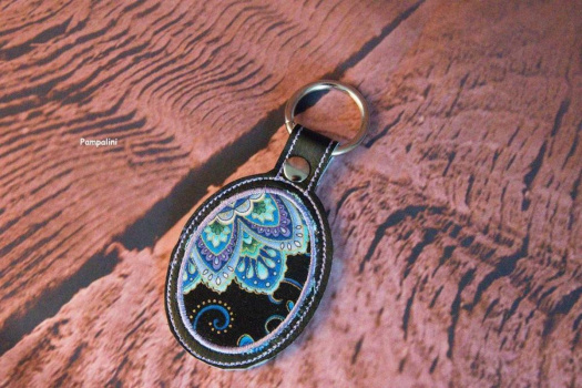 Vyšívaný přívěsek s aplikací na cokoliv - Mandala ovál