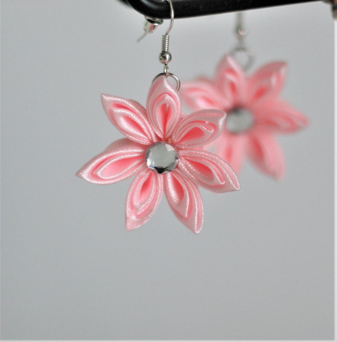 Kytičkové náušnice vyrobené technikou kanzashi