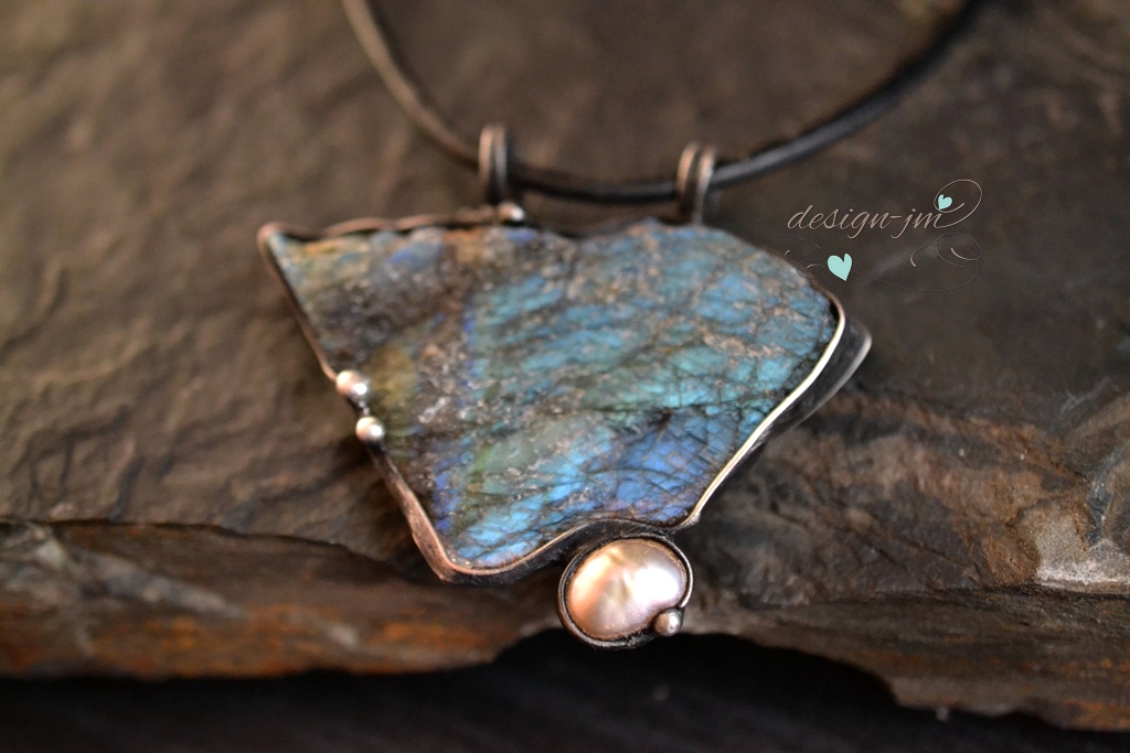 Surový labradorit..