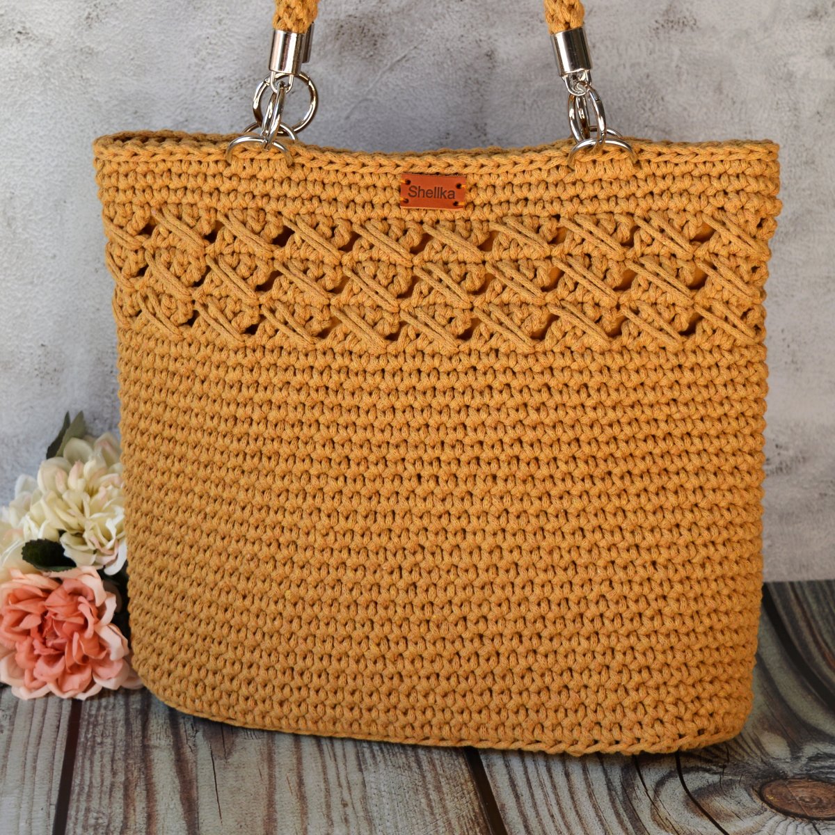 TYRA- háčkovaná kabelka 30x29,mag.zapínání