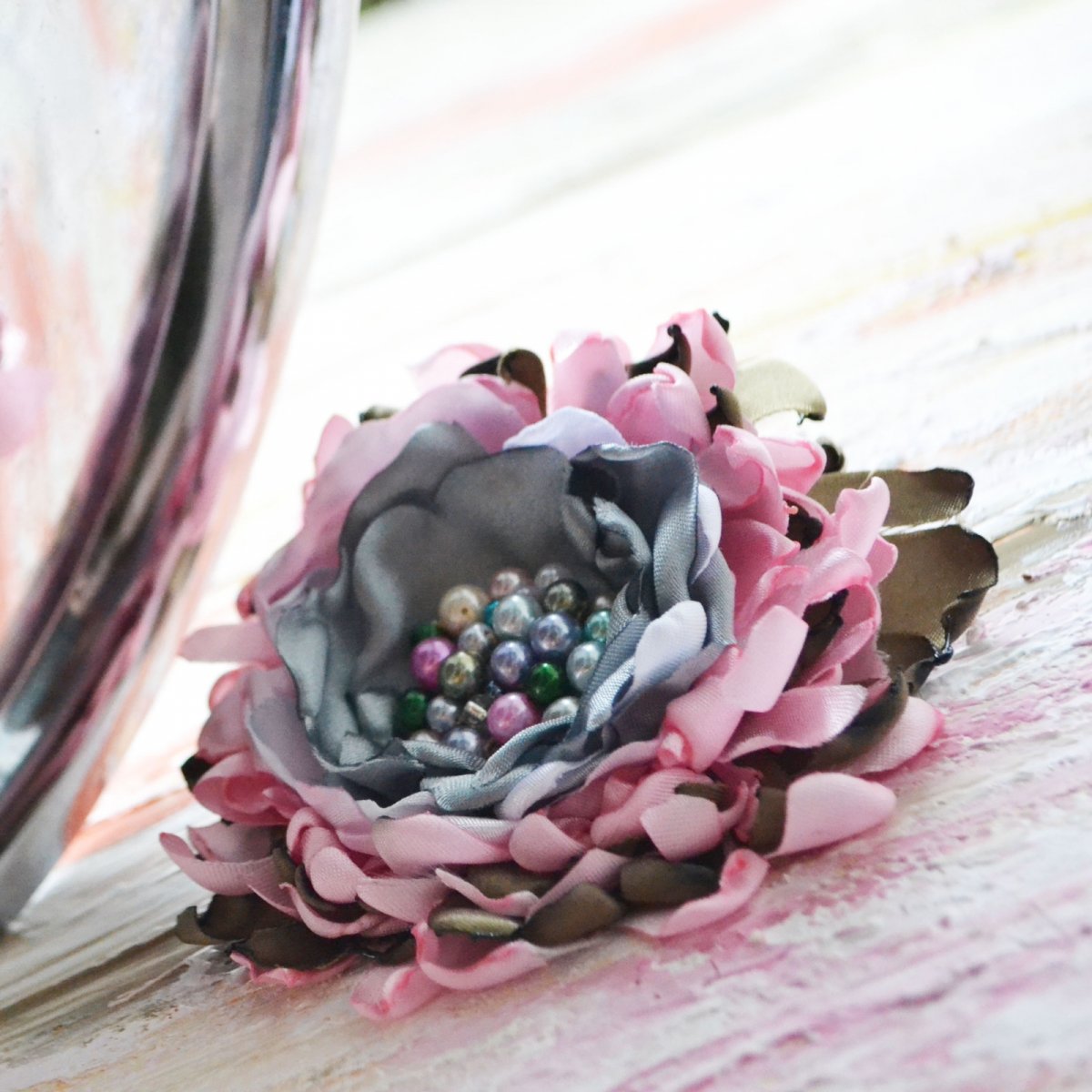 Brož i květ do vlasů Střapatá Luisa