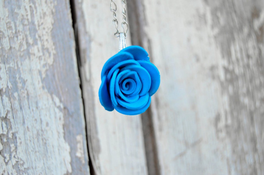 Modrá růžička na krk - náhrdelník