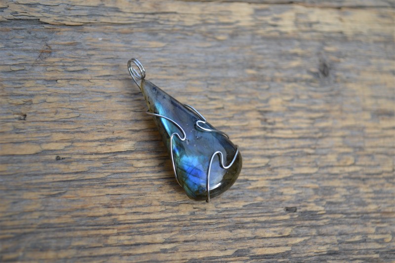 Přívěsek z labradoritu s aplikací z chirurgické oceli I.