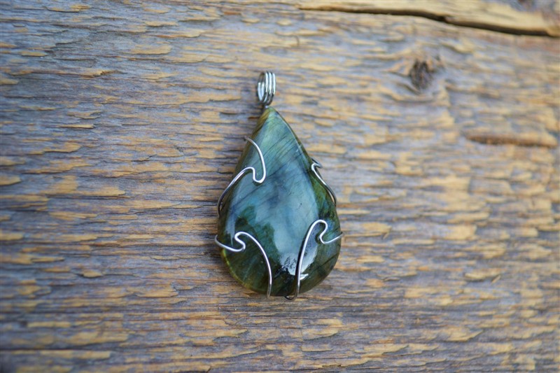 Přívěsek - labradorit s aplikací z chirurgické oceli II.