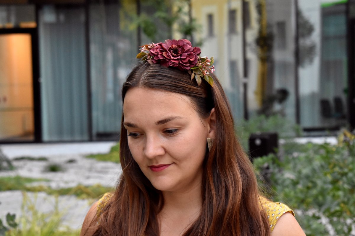 vínová květina do vlasů 