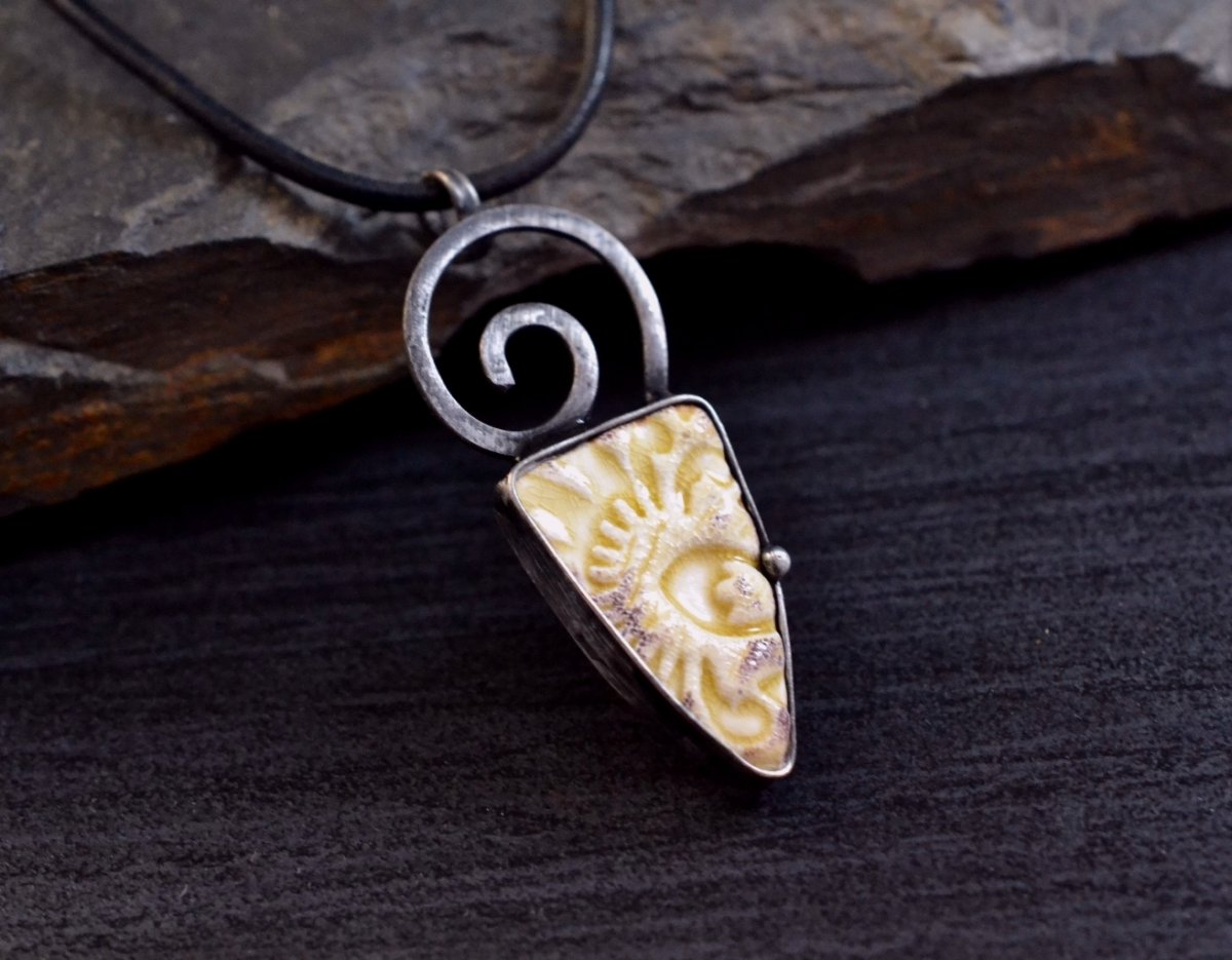 Zlatý amulet.........