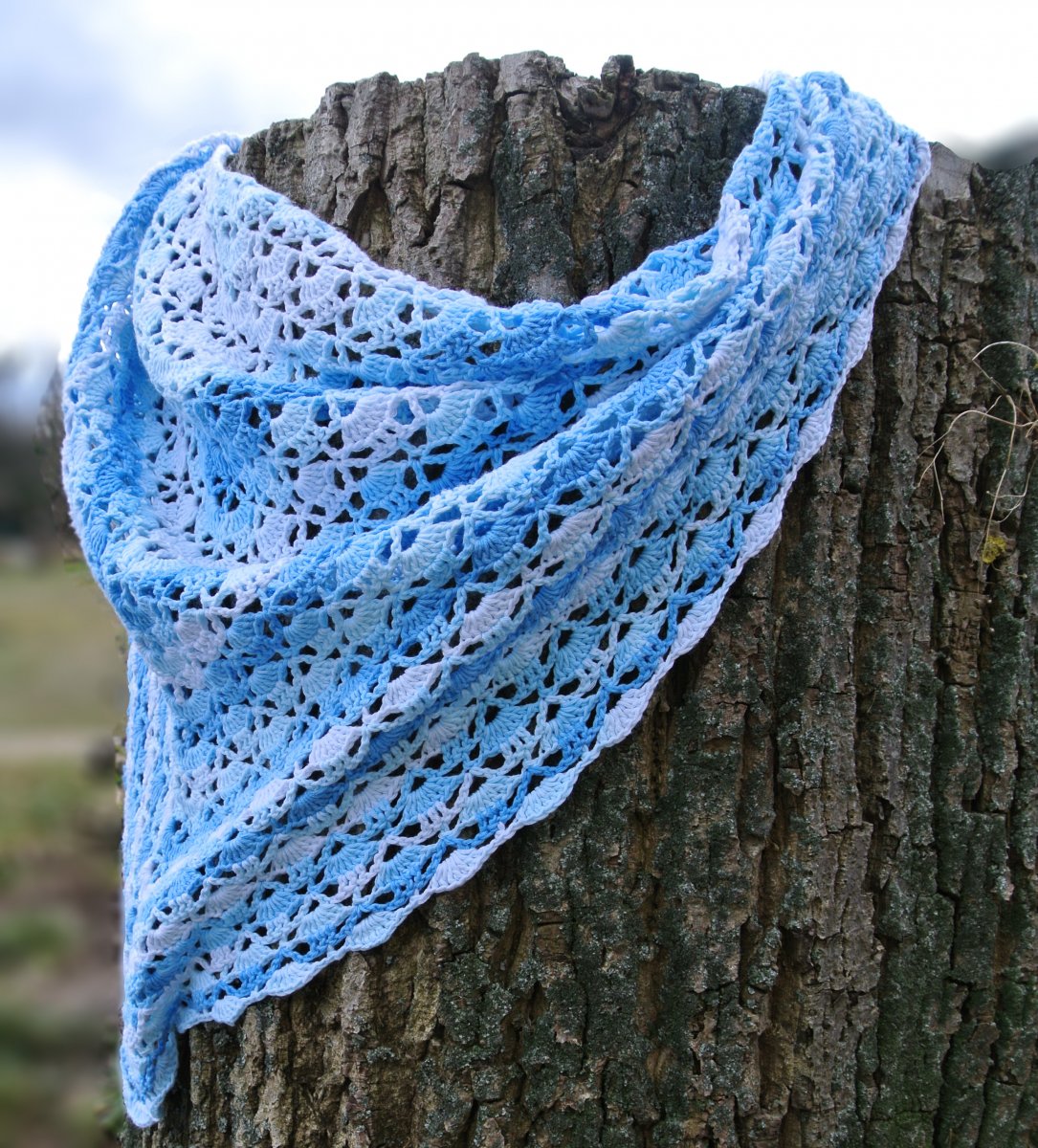 Háčkovaný šátek letní nebe