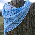 Háčkovaný šátek letní nebe