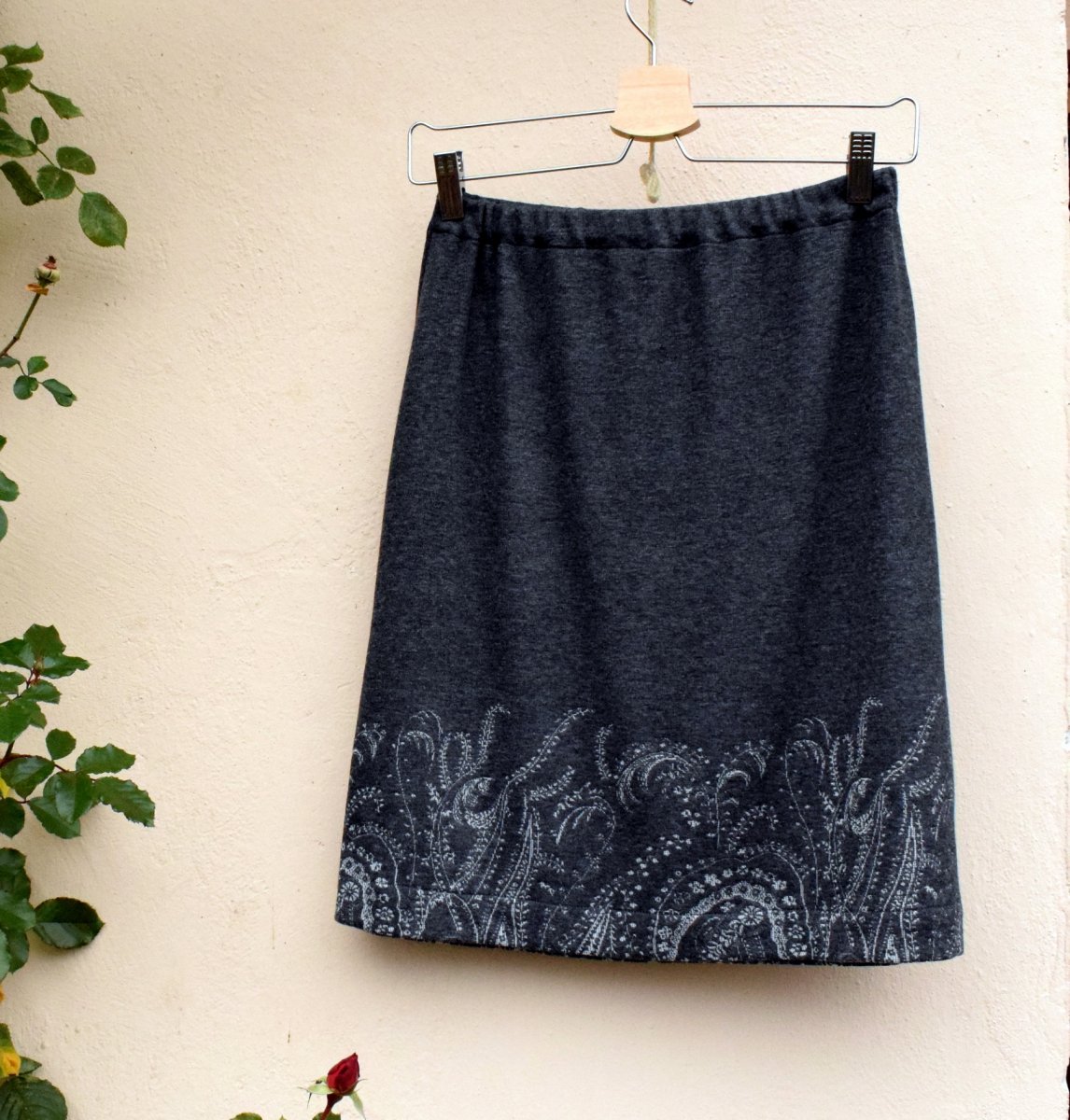 Šedá s loukou na dolním okraji